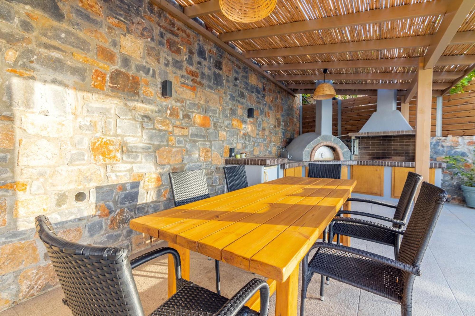 Rocca Al Mare Seaside Villa *